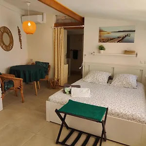 https://studio-hyper-equipe-a-150m-dune-plage-de-sable-fin.fr-provencehotel.com
